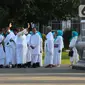 Sejumlah calon jemaah melakukan Tawaf saat manasik (latihan) haji di Asrama Haji Pondok Gede, Jakarta, Senin (23/5/2022). Latihan manasik haji tersebut untuk membekali para calon jemaah haji dan umrah terkait pemahaman tata cara pelaksanaan ibadah secara mandiri ketika di tanah suci. (Liputan6.com/Herman Zakharia)