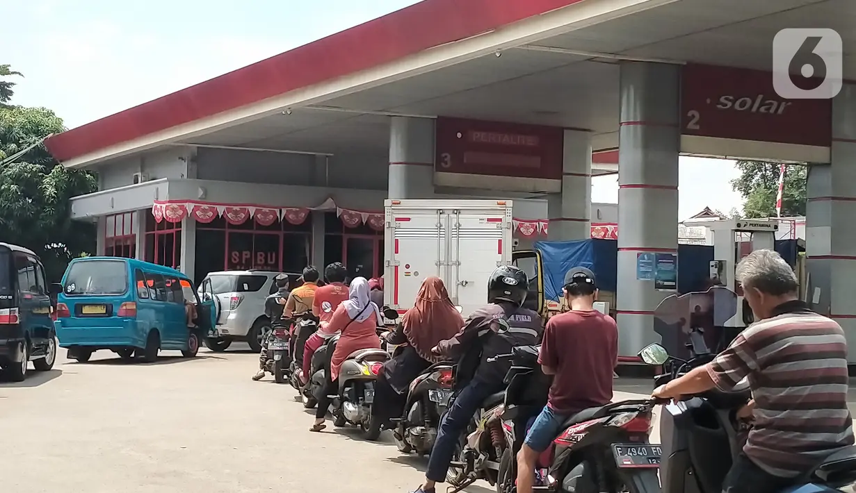Antrean kendaraan untuk mengisi bahan bakar minyak (BBM) di SPBU Pertamina wilayah Gunung Putri, Kabupaten Bogor, Jawa Barat, Jumat (2/9/2022). Harga BBM non subsidi di hampir seluruh SPBU telah turun per 1 September 2022 dibandingkan harga pada Agustus lalu. (Liputan6.com/Magang/Aida Nuralifa)