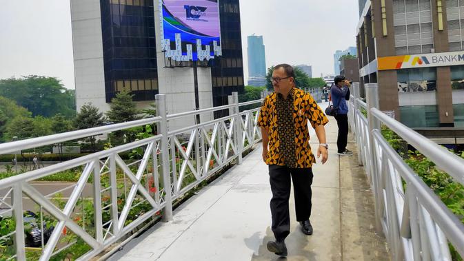 Warga melintas di JPO Jalan Sudirman yang terbuka, Rabu (6/11/2019). (Liputan6,com/ Rizki Putra Aslendra)