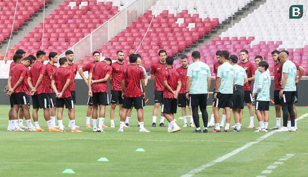 Pemain Timnas Indonesia menjalani sesi latihan resmi di Stadion Utama Gelora Bung Karno (SUGBK), Jakarta, Rabu (5/6/2024). Indonesia akan menghadapi Irak dalam Kualifikasi Piala Dunia 2026. (Bola.com/M Iqbal Ichsan)