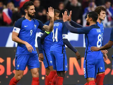 Para pemain Prancis merayakan gol yang dicetak oleh Olivier Giroud ke gawang Wales pada laga persahabatan di Stadion Stade de France, Sabtu (11/11/2017). Prancis menang 2-0 atas Wales. (AFP/Franck Fife)