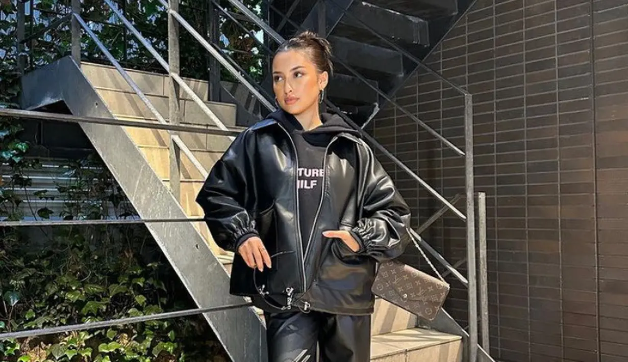 Jennifer tampil dengan pakaian serba kulit, dengan jaket dan celananya. Dipadukan inner hoodie warna serasi. Sambil membawa mini bag Louis Vuitton. [@jennifercoppenreal20]