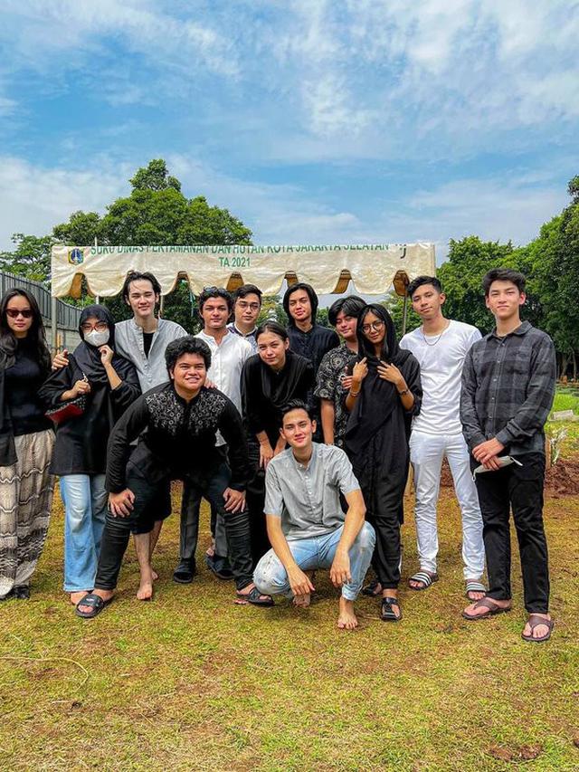 6 Momen Clay Gribble 'Dari Jendela SMP' di Pemakaman Sang Ibunda, Berusaha Tegar