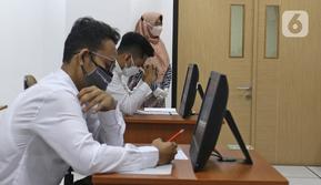 Peserta mengikuti proses Tes Standar Kompetensi Dasar (SKD) CPNS di BKN, Jakarta, Kamis (2/9/2021). Sebanyak 800 peserta mengikuti tes yang dibagi dua sesi dan menerapkan protokol kesehatan yang ketat. (Liputan6.com/Herman Zakharia)