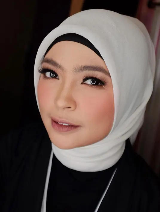 Meski berhijab, Tantri juga tak ingin merubah penampilannya saat di atas panggung. Yang berbeda menurutnya, adalah sekarang tidak bisa manggung di sembarang tempat seperti di club atau cafe. (Instagram/tantrisyalindri)