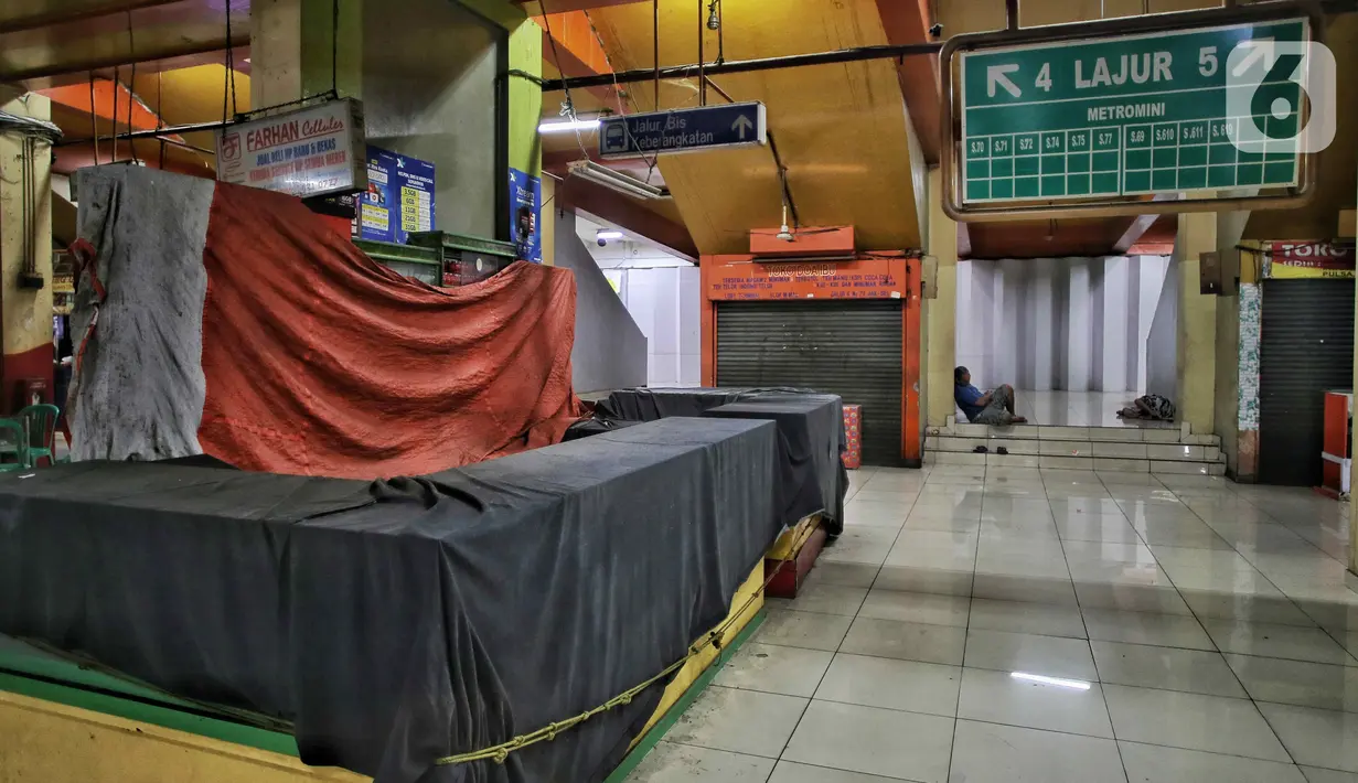 Pekerja beristirahat  di Mal Blok M, Jakarta, Senin (24/10/2022). Peneliti dari Institute for Development of Economics and Finance (Indef) Nailul Huda memprediksi Indonesia akan mampu bertahan dalam menghadapi ancaman resesi global yang diperkirakan terjadi pada tahun depan. (Liputan6.com/Angga Yuniar)
