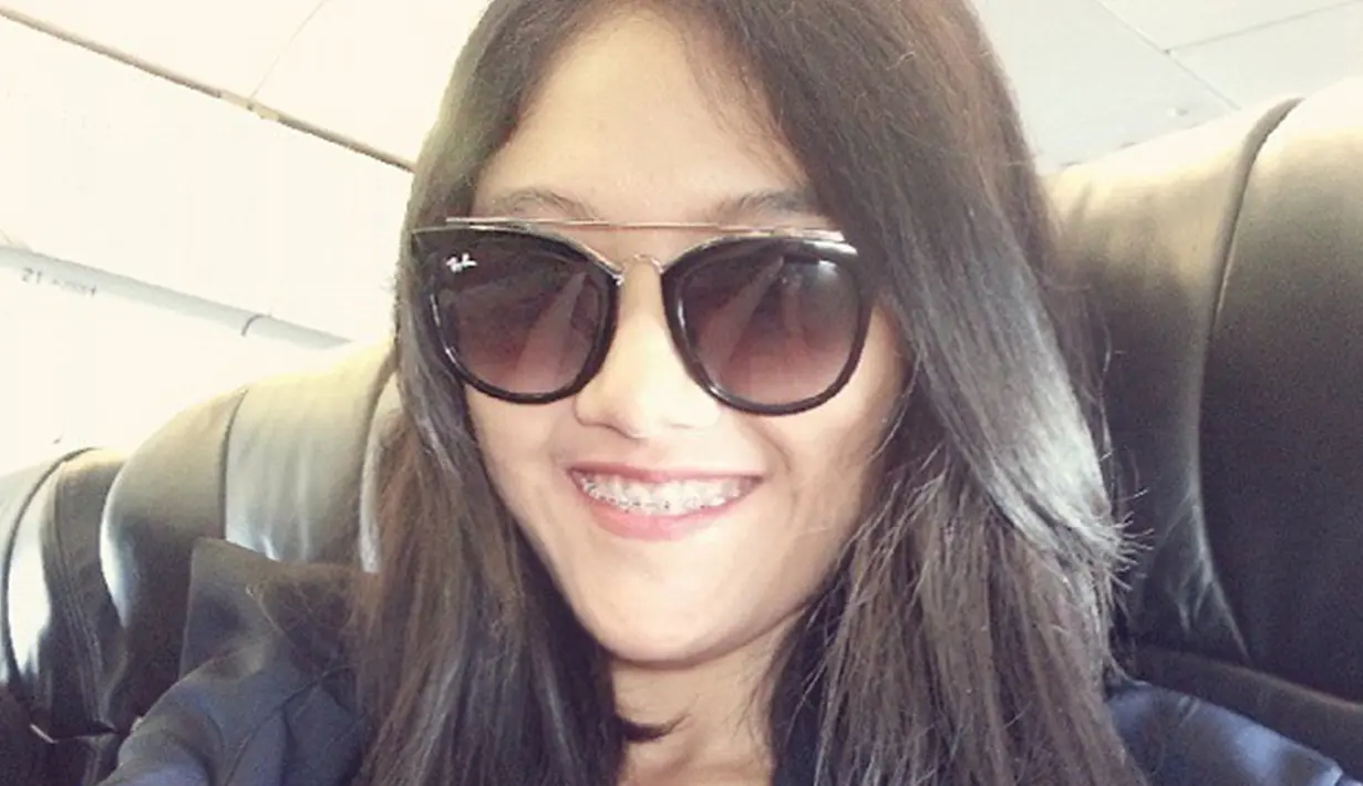 Unggah foto selfie sembari pamer senyuman manis, wanita yang pernah jadi finalis Dimas Diajeng tahun 2018 ini bikin terkesima. Pakai kacamata hitam untuk mendukung penampilannya, Erina Gudono makin stylish. Menilik dari Instagramnya, ini adalah unggahan Erina tahun 2015, yang diketahui saat itu usia Erina adalah 19 tahun. Kini beranjak dewasa, pesona Erina Gudono makin terpancar. (Liputan6.com/IG/@erinagudono)