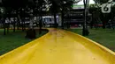 Suasana pada siang hari di Taman Puring, Jakarta, rabu (18/3/2020). Selama sekitar dua pekan itu, taman akan dibersihkan dan disterilisasi untuk mencegah penyebaran virus corona (COVID-19). (Liputan6.com/Johan Tallo)