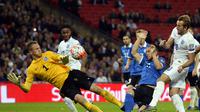 Penyerang Timnas Inggris, Harry Kane (kanan) saat berusaha merobek jala Estonia, yang dikawal kiper Mihkel Aksalu (kiri), pada pertandingan di Stadion Wembley (9/10/2015). Kane diprediksi bakal bersinar di putaran final Piala Eropa 2016.  (EPA/Will Oliver