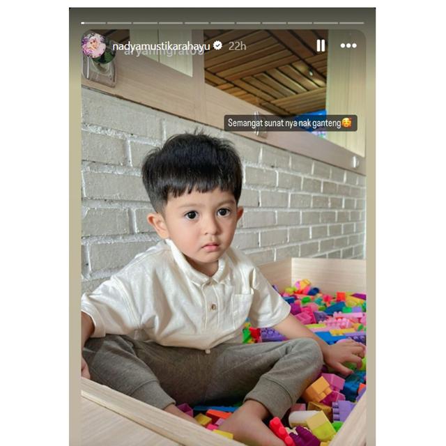 6 Potret Syaki Anak Nadya Mustika Disunat, Keberadaan Dua Ayah dan Ibu Jadi Sorotan