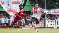 Pemain Persija Jakarta, Rafael Lima, berusaha melewati pemain Barito Putera, Ibrahim Coteh, pada laga ujicoba di Stadion Bea Cukai, Jakarta, Selasa (5/4/2016). Kedua tim bermain imbang 2-2. (Bola.com/Vitalis Yogi Trisna)