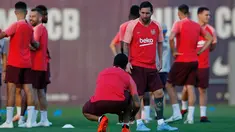 Striker Barcelona, Lionel Messi berbincang dengan rekannya selama sesi latihan di Barcelona, Spanyol (17/9). Barcelona akan bertanding melawan PSV Eindhoven pada grup B Liga Champions di Nou Camp. (AP Photo/Manu Fernandez)