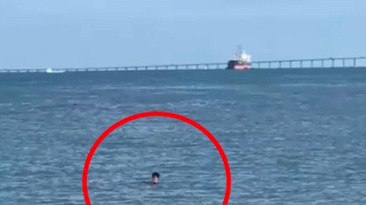 Pria yang Berenang di Selat Penang