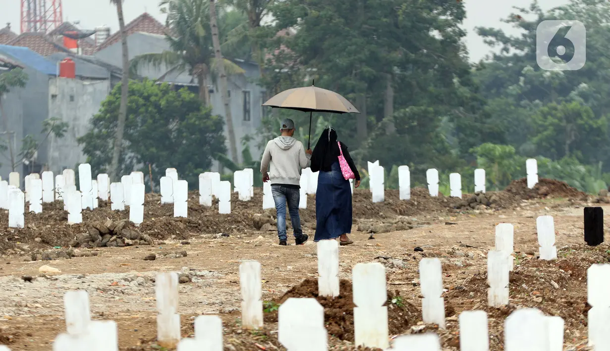 Warga berziarah di makam jenazah dengan protokol Covid-19, TPU Srengseng Sawah Dua, Jakarta, Kamis (18/3/2021). Dinkes DKI Jakarta mencatat penambahan kasus kematian akibat Covid-19  pada Maret 2021 berada diatas 40 atau meningkat dari 1,6 menjadi 1,7 persen. (Liputan6.com/Helmi Fithriansyah)