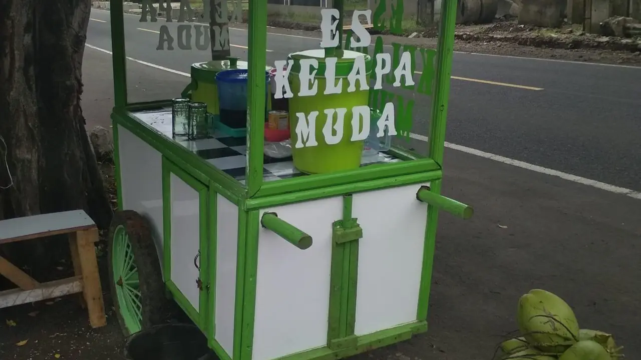 Viral Kisah Haru Pedagang Es Kelapa Muda, Dikira Laku 50 Bungkus Ternyata Kena Tipu