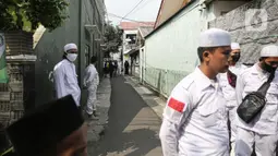 Sejumlah orang dengan mengenaikan pakaian putih-putih terlihat di sekitar kediaman Muhammad Rizieq Shihab di Jalan Petamburan III, Jakarta, Rabu (20/7/2022). Mantan pimpinan Front Pembela Islam (FPI) Muhammad Rizieq Shihab dinyatakan bebas bersyarat dari Rutan Bareskrim Polri, pada hari ini. (Liputan6.com/Faizal Fanani)