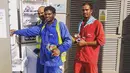 Sejumlah pekerja berpose di depan kulkas yang berisi makanan dan minuman untuk berbuka saat bulan Ramadan tahun lalu di Dubai. Tahun lalu, gerakan ini telah menyebarkan 170 kulkas di berbagai daerah. (www.instagram.com/ramadanfridgesdxb)