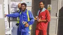Sejumlah pekerja berpose di depan kulkas yang berisi makanan dan minuman untuk berbuka saat bulan Ramadan tahun lalu di Dubai. Tahun lalu, gerakan ini telah menyebarkan 170 kulkas di berbagai daerah. (www.instagram.com/ramadanfridgesdxb)