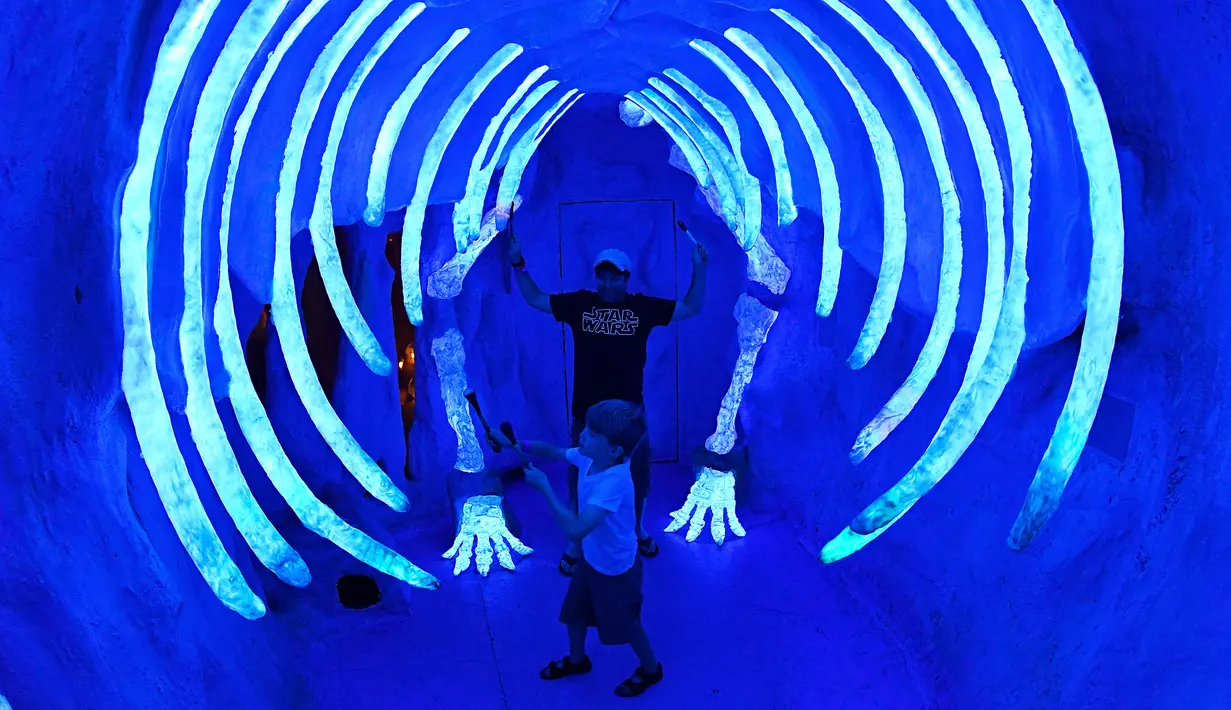 Pengunjung menikmati objek wisata Meow Wolf di sebuah tempat bekas arena bowling tua di Santa Fe, New Mexico (31/7). (AFP Photo/Mark Ralston)