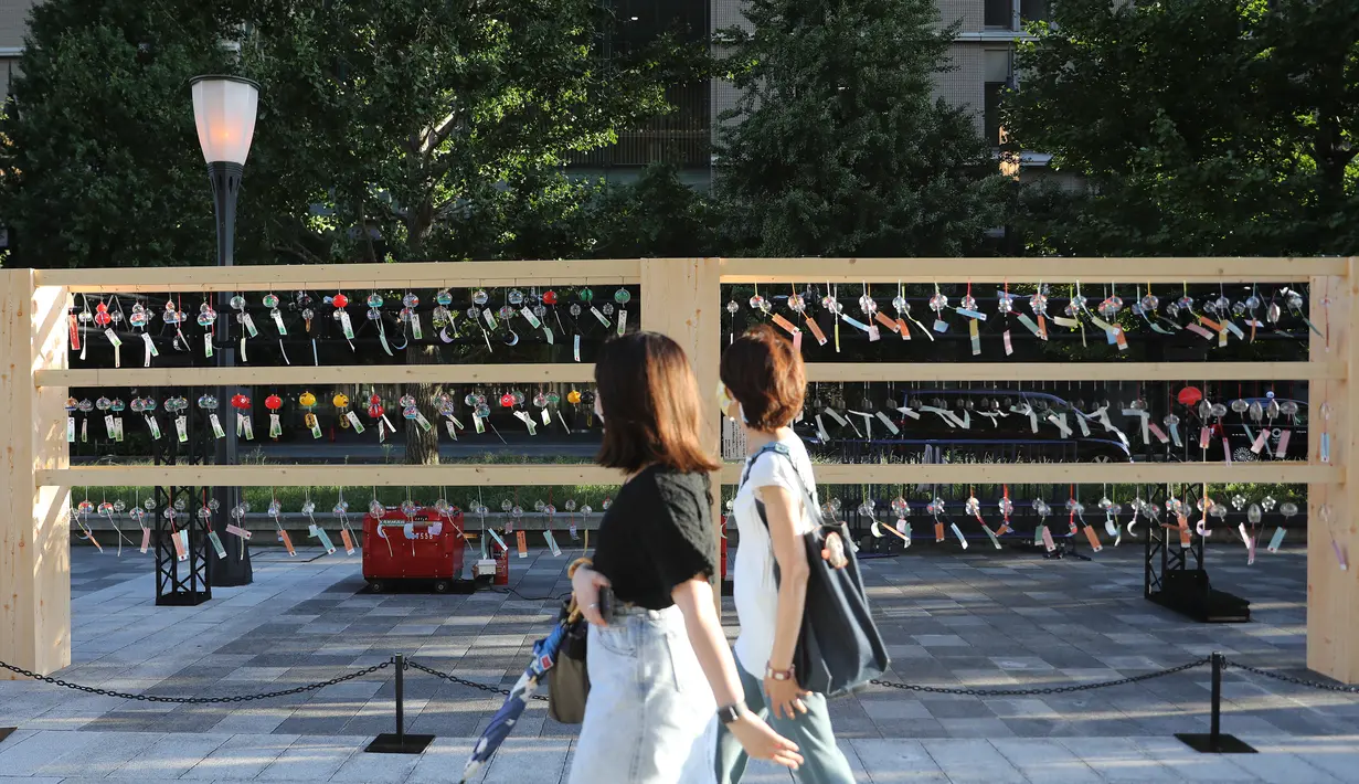 Orang-orang mengunjungi pameran lonceng angin di dekat Stasiun Tokyo di Tokyo, Jepang (26/8/2020). Lebih dari 2.000 lonceng angin dipajang selama pameran yang berlangsung dari 21 Agustus hingga 28 Agustus itu. (Xinhua/Du Xiaoyi)