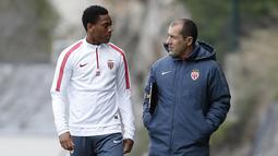 Anthony Martial berdiskusi dengan Pelatih Monaco, Leonardo Jardim saat latihan di La Turbie, Prancis, Senin (16/3/2015). Martial diyakini bisa mengikuti jejak Thierry Henry di Premier League. (AFP Photo/Valery Hache) 