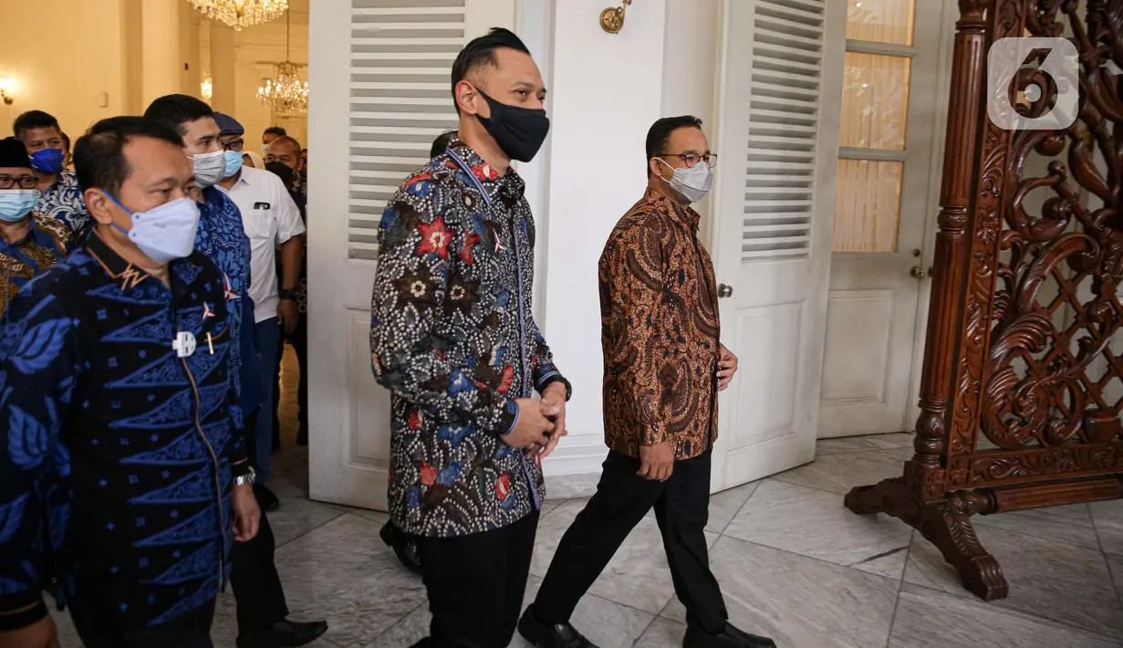 Gubernur DKI Jakarta Anies Baswedan (kanan) saat menerima kunjungan Ketua Umum Partai Demokrat Agus Harimurti Yudhoyono atau AHY (kedua kanan) di Balai Kota DKI Jakarta, Kamis (6/5/2021). Kunjungan AHY untuk silaturahmi dan membicarakan Jakarta. (Liputan6.com/Faizal Fanani)