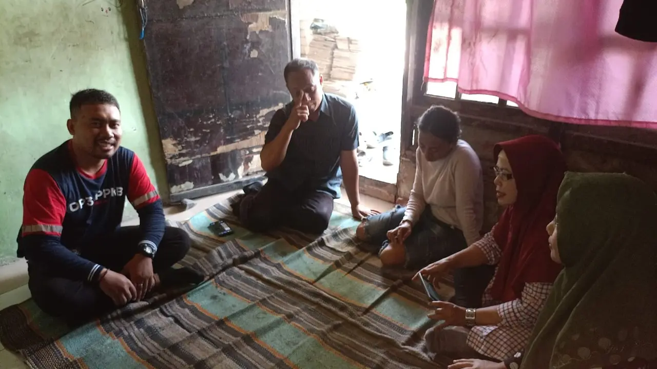 Tim Pemkot Surabaya mendatangi rumah bocah penjual pentol Rido. (Dian Kurniawan/Liputan6.com)