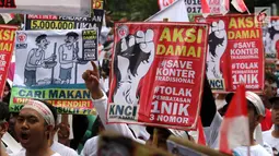 Pedagang pulsa membawa sejumlah spanduk saat menggeruduk Kantor Kementerian Komunikasi dan Informasi (Kemenkominfo), Jakarta, Senin (2/4). Mereka tergabung dalam Kesatuan Niaga Celluler Indonesia (KNCI). (Liputan6.com/Arya Manggala)