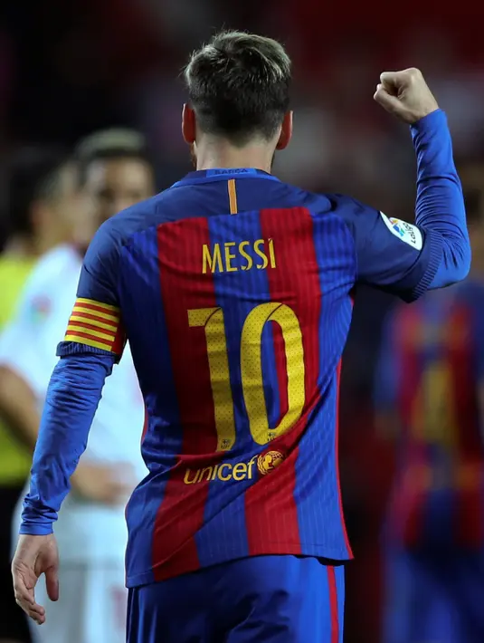 Penyerang Barcelona, Lionel Messi melakukan selebrasi usai mencetak gol kegawang Sevilla pada lanjutan La Liga spanyol di Stadion Sanchez Pizjuan,  Spanyol, (7/11). Barcelona menang atas Sevilla 2-1. (REUTERS/ Marcelo del Pozo)