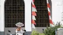 Seorang wanita memegang bunga di sekitaran Jalan Kali Besar Barat kawasan Kota Tua, Jakarta, Minggu (19/9/2021). Meski Jakarta masih dalam masa PPKM level 3, kawasan ini mulai ramai dikunjungi warga untuk berwisata atau sekedar berfoto. (Liputan6.com/Helmi Fithriansyah)