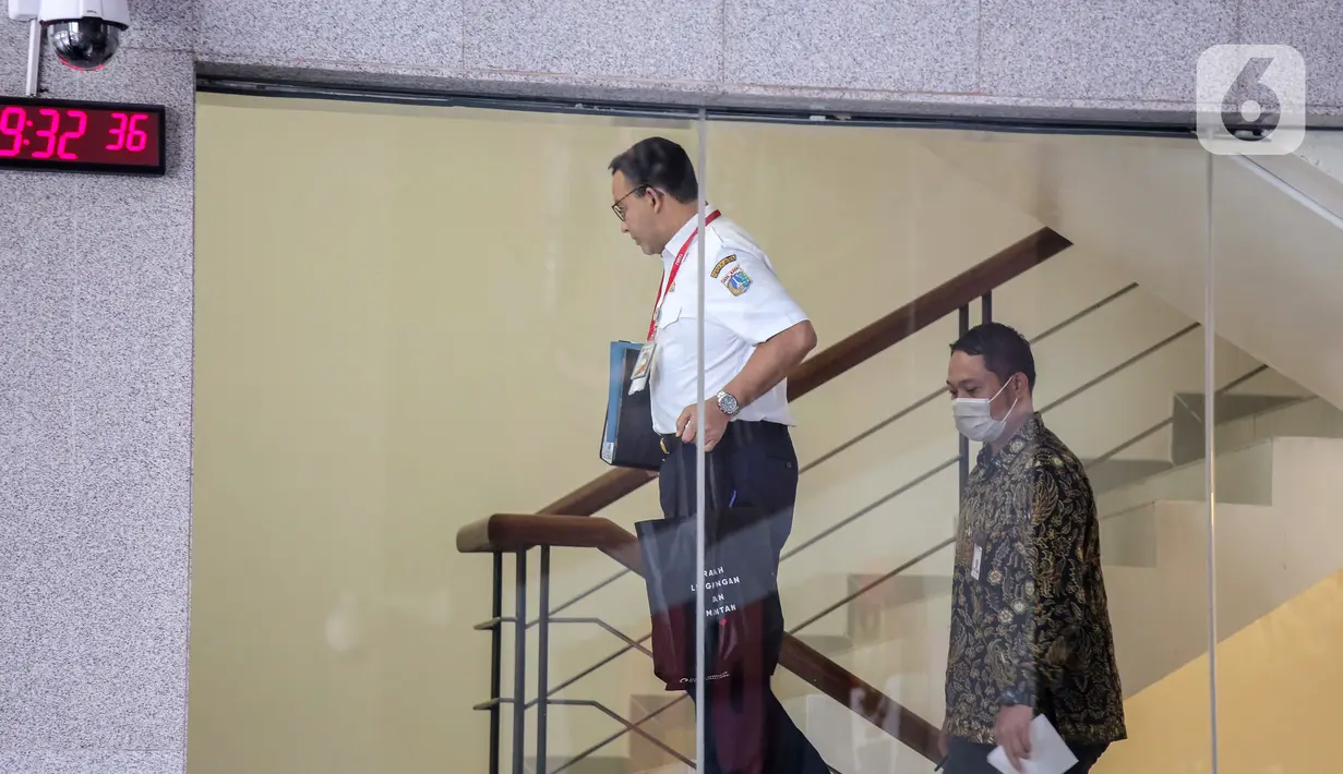 Gubernur DKI Jakarta Anies Baswedan berjalan untuk menjalani pemeriksaan di Gedung KPK, Jakarta, Rabu (7/9/2022). Anies Baswedan dipanggil untuk menjalani pemeriksaan terkait laporan dugaan korupsi pada penyelenggaraan Formula E Jakarta. (Liputan6.com/Faizal Fanani)