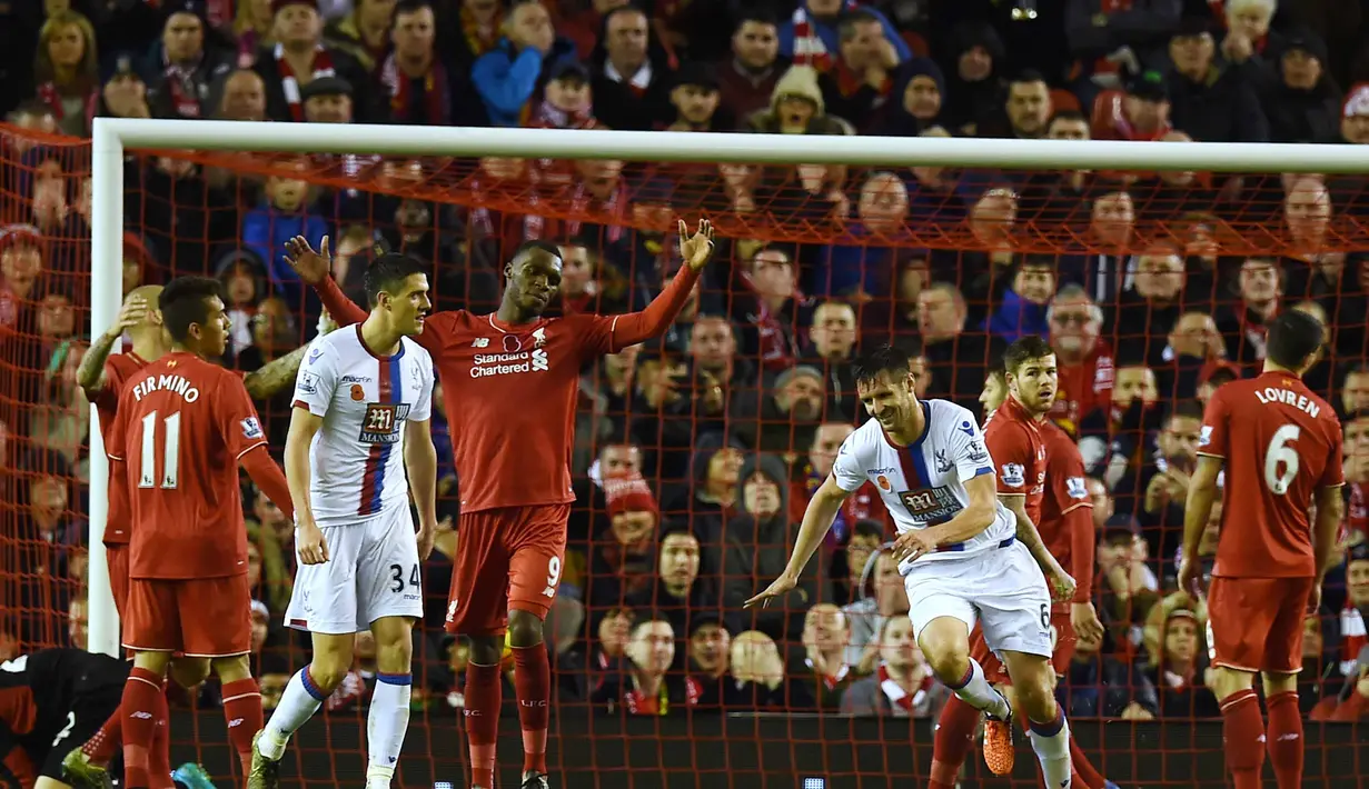 Pemain Crystal Palace Scott Dann(tiga kanan) mencetak gol pada lanjutan Liga Premier Inggris di Stadion Anfield, Liverpool, Inggris, Minggu(8/11/2015) WIB.  (AFP Photo/Paul Ellis)