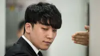 Mantan anggota boyband BIGBANG, Seungri mendatangi Pengadilan Distrik Pusat Seoul, Selasa (14/5/2019). Seungri datang untuk menghadiri persidangan atas surat perintah penangkapannya terkait kasus penyedia layanan seksual dan penggelapan dana. (Ed JONES / AFP)