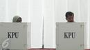 Wakil Presiden Jusuf Kalla (JK) bersama istri, Mufidah Kalla, melakukan pencoblosan di TPS 03 Kelurahan Pulo, Jakarta Selatan, Rabu (19/4). Di TPS bernuansa Betawi itu, JK memberikan suaranya pada Pilkada DKI putaran kedua. (Liputan6.com/Herman Zakharia)