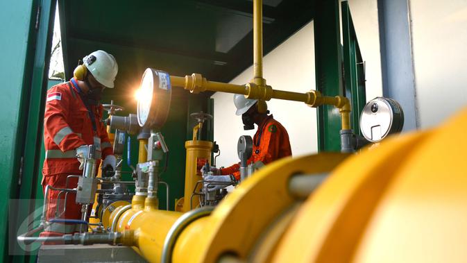 Petugas mengecek instalasi pipa metering regulating station PT Perusahaan Gas Negara (Persero) Tbk di PT Lion Metal Works di Jakarta, (28/10/2015). Sektor Industri kini mulai mengkonversi dari bahan bakar minyak ke gas alam. (Liputan6.com/Angga Yuniar)