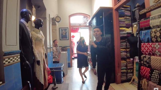 Momen Nella Kharisma dan Dory Harsa Belanja Baju Batik. (Sumber: YouTube/Dory Harsa Music)