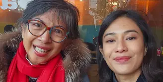 Dian Sastrowardoyo mengunggah potret dirinya bersama sang ibunda. Dian tampil dengan baju hitam sedangkan, ibundanya mengenakan coat hoodie berbulu syal merah. [@therealdisastr]