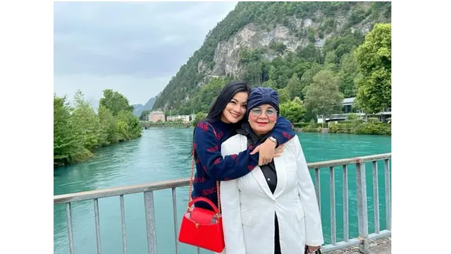 7 Potret Liburan Titi Kamal dan Ibunda di Luar Negeri, Penuh Bahagia