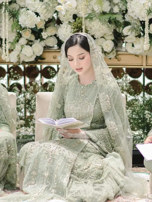 Dress panjang warna hijau sage dari Sista Wedding jadi pilihan Glenca saat momen pengajian.