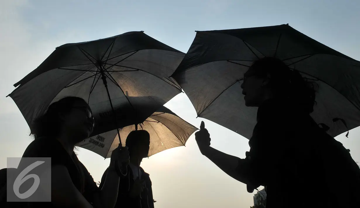 Anggota Jaringan Solidaritas Korban untuk Keadilan melakukan aksi Kamisan yang ke 442 di depan Istana Merdeka, Jakarta, Kamis (12/5). Mereka menuntut penyelesaian tragedi 1998 dan Kasus Trisakti. (Liputan6.com/Gempur M Surya)