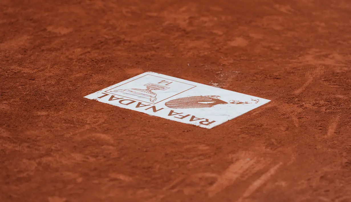 Papan kehormatan untuk petenis Spanyol, Rafael Nadal saat acara seremoni perpisahan selama Prancis Open 2025 di lapangan Philippe-Chatrier, Roland Garros Stadium, Paris, Prancis, Minggu (25/05/2025) waktu setempat. (AFP/Dimitar Dilkoff)