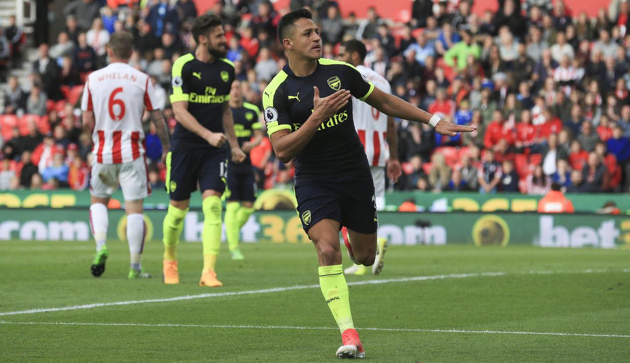 Striker Arsenal, Alexin Sanches,  melakukan selebrasi usai mencetak gol ke gawang Stoke City pada pertandingan pekan ke-37 Premier League, di Stadion Bet 365, Sabtu (13/5/2017). Arsenal menang dengan skor 4-1. (AFP/ Lindsey Parnarby)