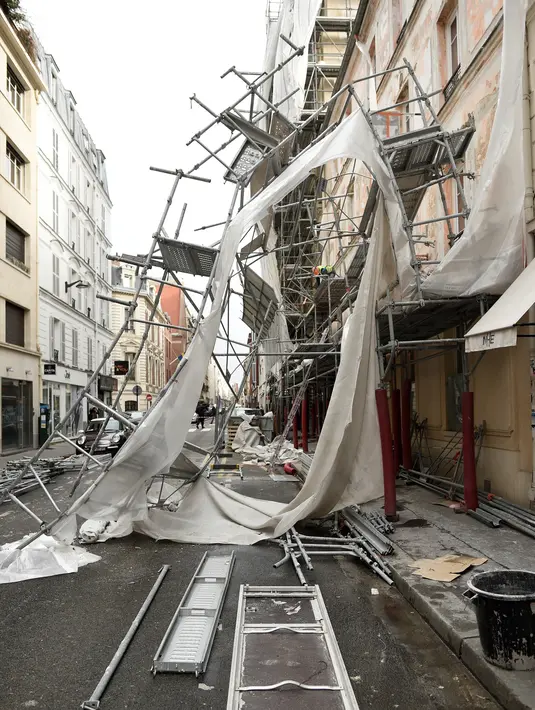 Kondisi tiang-tiang penyangga proyek bangunan yang berjatuhan usai diterjang angin kencang di Paris, Prancis (3/1). Sebelumnya, badai Eleanor sempat menerjang bagian utara Prancis. (AFP Photo/Stephane De Sakutin)