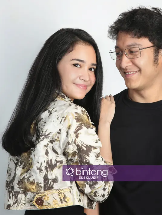 "Aku nggak mau syuting di luar kalo nggak ada bunda. Dulu pernah nggak sama bunda tapi trauma karena aku ribet sendiri nyiapin baju, laundry, kalo sakit, makan, jadi sekarang kemana-mana ada bunda dan lebih tenang," ujarnya. (Bambang E. Ros/Bintang.com)