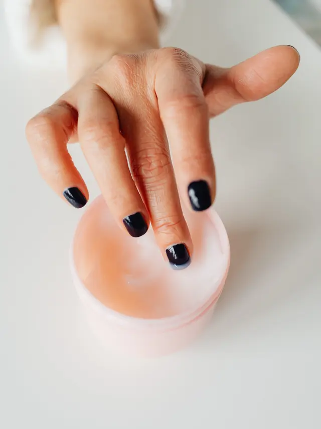 Contoh ilustrasi penggunaan hand dan nail cream