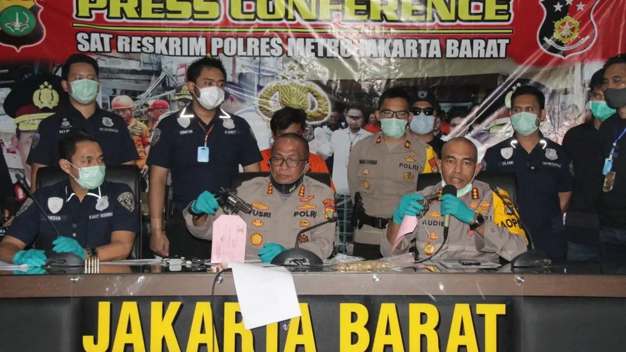 Polisi mengungkap kasus penangkapan perampok toko emas.