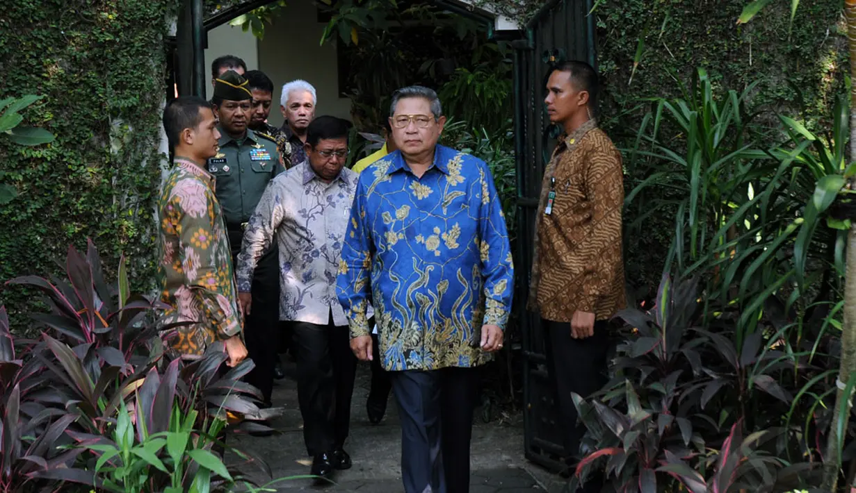 Pertemuan antara Presiden Susilo Bambang Yudhoyono dengan delegasi Koalisi Merah Putih berlangsung tertutup. Tampak, Presiden Susilo Bambang Yudhoyono bersiap memberikan keterangan pers di Puri Cikeas, Bogor, (2/9/2014). (Liputan6.com/Helmi Fithriansyah)