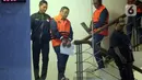 Dalam OTT tersebut, KPK menyita uang tunai senilai Rp2,6 miliar. Tampak dalam foto, Bupati Pati, Sudewo (kedua kiri) dikawal petugas usai menjalani pemeriksaan intensif di Gedung Merah Putih Komisi Pemberantasan Korupsi (KPK), Jakarta, Selasa (20/1/2026). (Liputan6.com/Helmi Fithriansyah)