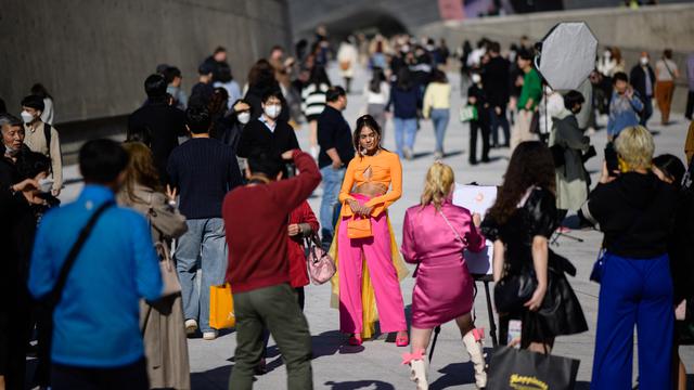 Penuh Gaya Warga Korea Selatan di Seoul Fashion Week 2022