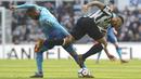 Aksi pemain Arsenal, Alexandre Lacazette (kiri) saat berebut bola dengan pemain Newcastle United, Jamaal Lascelles pada lanjutan Premier League di St James' Park, Newcastle, (15/4/2018). Newcastle menang 2-1. (Owen Humphreys/PA via AP)